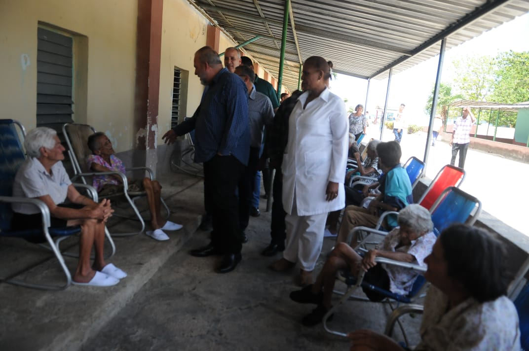 Sostuvimos grato encuentro con adultos mayores en el Hogar de Ancianos 'Noel Fernández Pérez' de #Vertientes. Allí intercambiamos sobre su alimentación, las condiciones de los locales y las opciones recreativas, con el fin de elevar la calidad de vida de quienes allí residen.