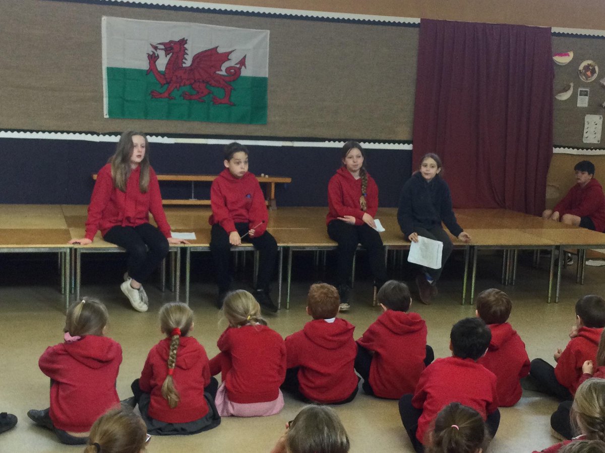 Diolch to the Criw Cymraeg for presenting an assembly about the advantages of bilingualism. And diolch to Isca and Nerys for writing it! Gwych! #siarteriaithybannau #cymraeg #dwyieithog @PowysFp 🏴󠁧󠁢󠁷󠁬󠁳󠁿