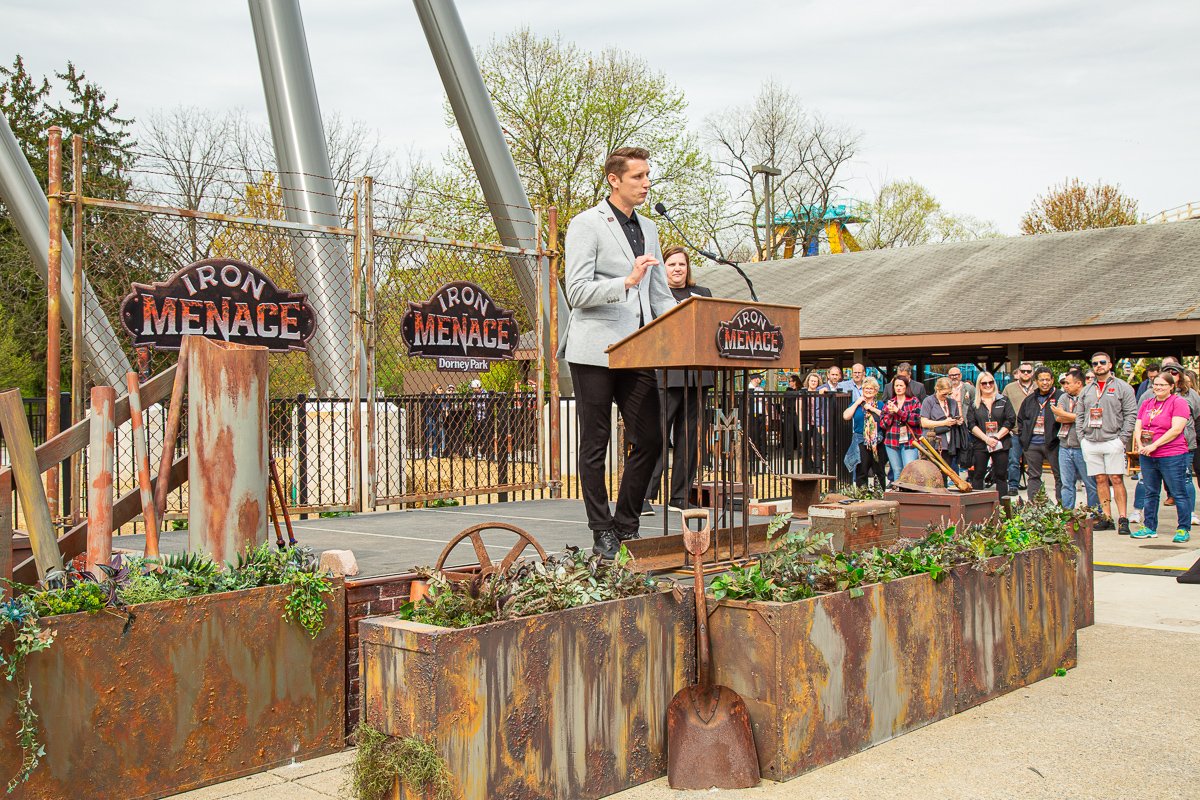 A #ThrowbackThursday all the way to yesterday at moments before @DorneyParkPR opened the gates to the steel mill.