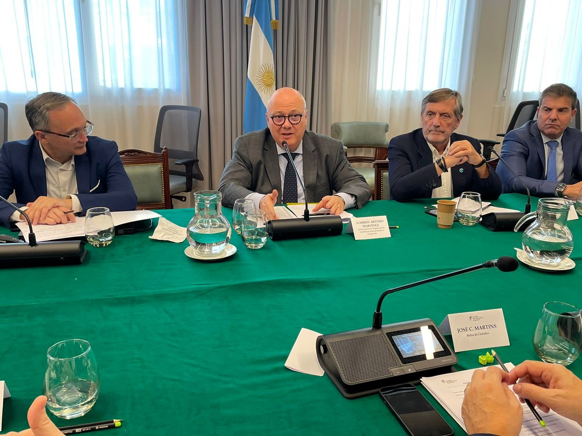AgroindArg's tweet photo. 📢La última sesión fue dedicada a la política exterior y se contó con la presencia del Emb Gabriel Martínez Subsecr de Negociaciones Económicas Internac
e Integración y  Ramiro Velloso Subsecre de Promoción de las Expo, las Inversiones, la Educación, la Ciencia y la Cultura.. https://t.co/0rSFUfVUCi