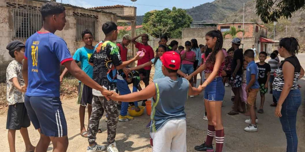 More than 1,000 young people gathered at Salesian youth mission sites throughout Venezuela to spread peace and joy. ☮️ They visited villages, homes, orphanages and nursing homes, bringing comfort, hope and divine love to those in need. ♥♥♥