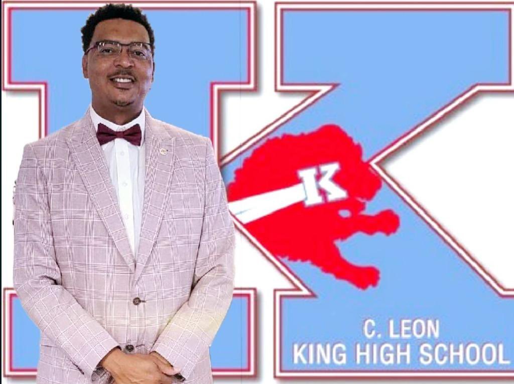 Let’s officially Welcome Coach Andre Lewis to the Lions Den as our Men’s Basketball Head Coach!! 💪🏽🔥<a href="/GA_DREZZA/">Andre Lewis</a> <a href="/KingHSLions/">King High School</a>