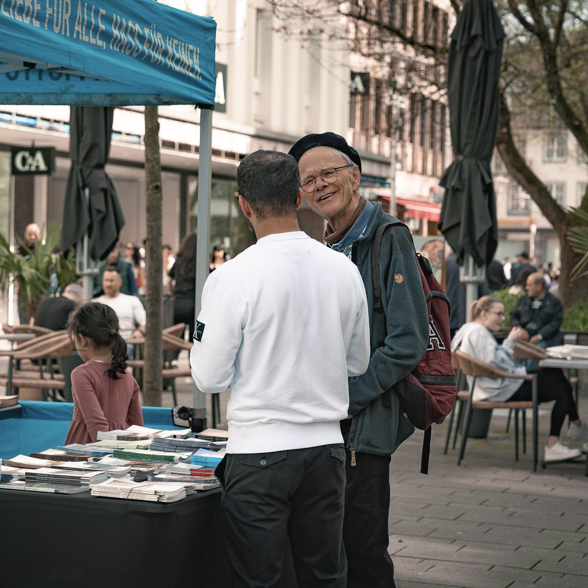 AhmadiyyaJugend's tweet photo. Ein Tag voller Dialog, Neugier und Begegnungen! Über 330 Besucher haben die AhmadiyyaJugend Betzdorf in Siegen besucht, um über die Botschaft des Verheißenen Messias (as) zu erfahren.

#AhmadiyyaJugend #Dialogaktion #Betzdorf #Siegen https://t.co/07MTURGaaB