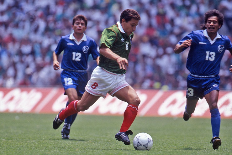 #OnThisDay in 1993 – Ignacio Ambriz, @GarciaPosti & @ramon7ramirez all scored for hosts @miseleccionmxEN’s 3:1 victory against @LaSelecta_SLV during Confederation WCQ Final Group action (USA ’94), before a crowd of 120,000, at @EstadioAzteca. (📸Courtesy - @UniformesSelec1),