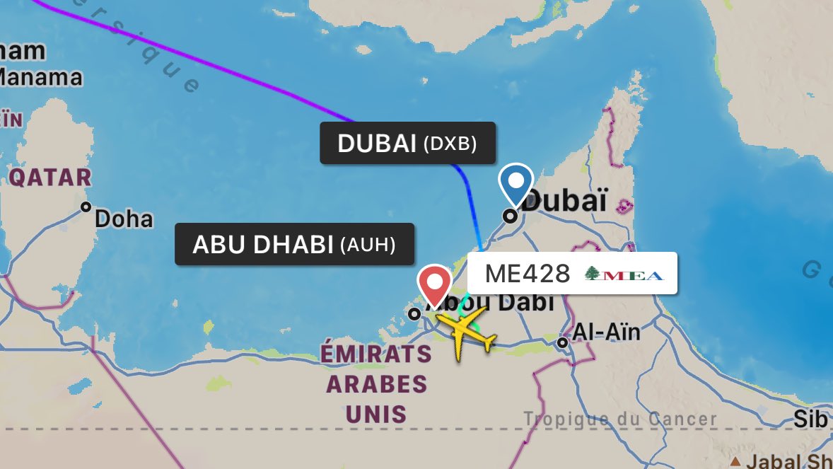 🇦🇪 Encore et toujours le chaos à l’aéroport de Dubaï, 3 jours après les pluies diluviennes. ▫️Ce soir, seuls les vols flyDubai & Emirates peuvent atterrir, les autres compagnies déroutent toutes leurs vols vers Oman, l’Arabie Saoudite, Abu Dhabi ou encore Bahreïn.