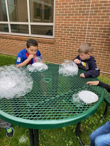 Some First Grade Rockets demonstrate persistence to make a bubble sculpture in our Outdoor Classroom! 
#BelongGrowSucceed #AACPSAwesome @AACPS_CI @Aacps_Science  #OutdoorLearningSpacesRock