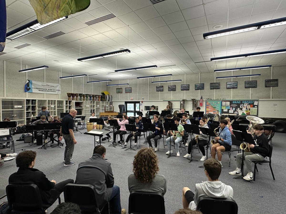 In celebration of Jazz Appreciation Month, the high school jazz band had a clinic with Chief Warrant Officer Kevin Pick! 🎼 Mr. Pick tours with the Jazz Ambassadors, the official big band of the U.S. Army Band! He also happened to have taught in Horseheads from 1996 - 1999! 🎷