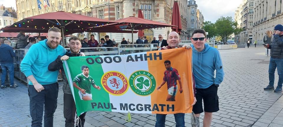 @Paulmcgrath5 My mate Robbie & his sons flag Paul. You’re a legend 👍