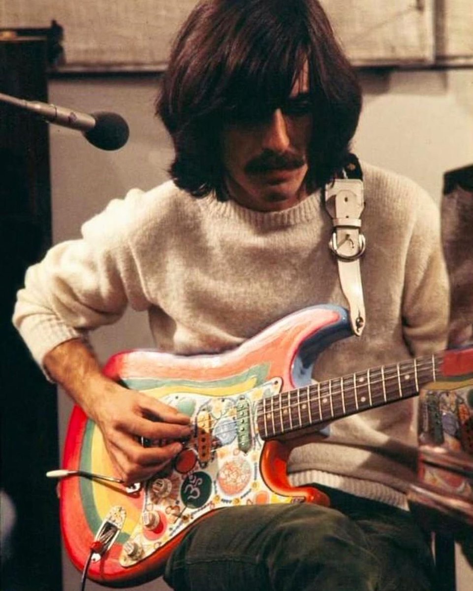 La marca estadounidense Fender ha puesto a la venta una serie limitada de réplicas de la Stratocaster que el Beatle George Harrison decoró (y que suena por ejemplo en el solo de Nowhere Man). Su precio: 23 999 €.