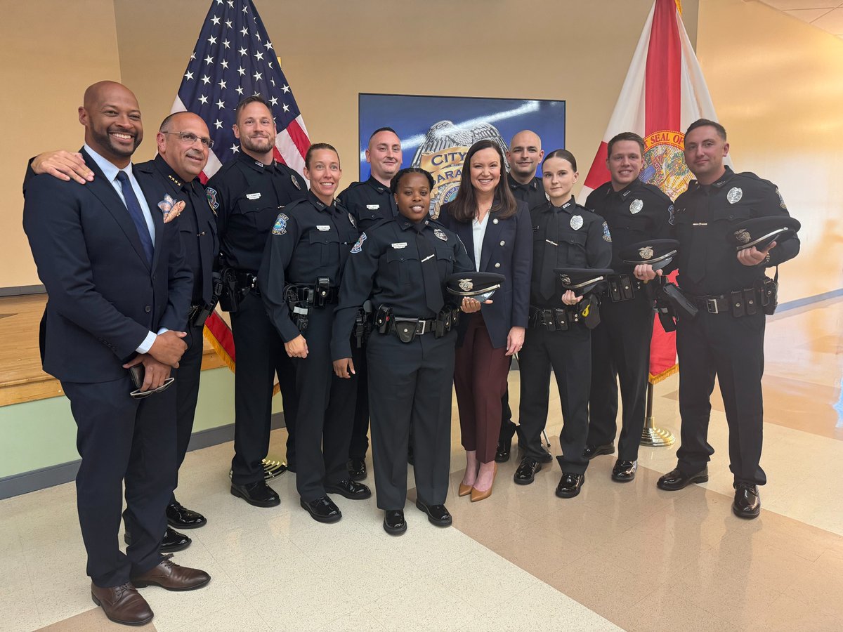 Excited to join @SarasotaPD for their swearing-in ceremony today—nearly 70% of the new recruits moved here to serve from out-of-state. They join the nearly 5,000 new officers who have decided to become Florida heroes since July 2022. Welcome to our law enforcement family!…