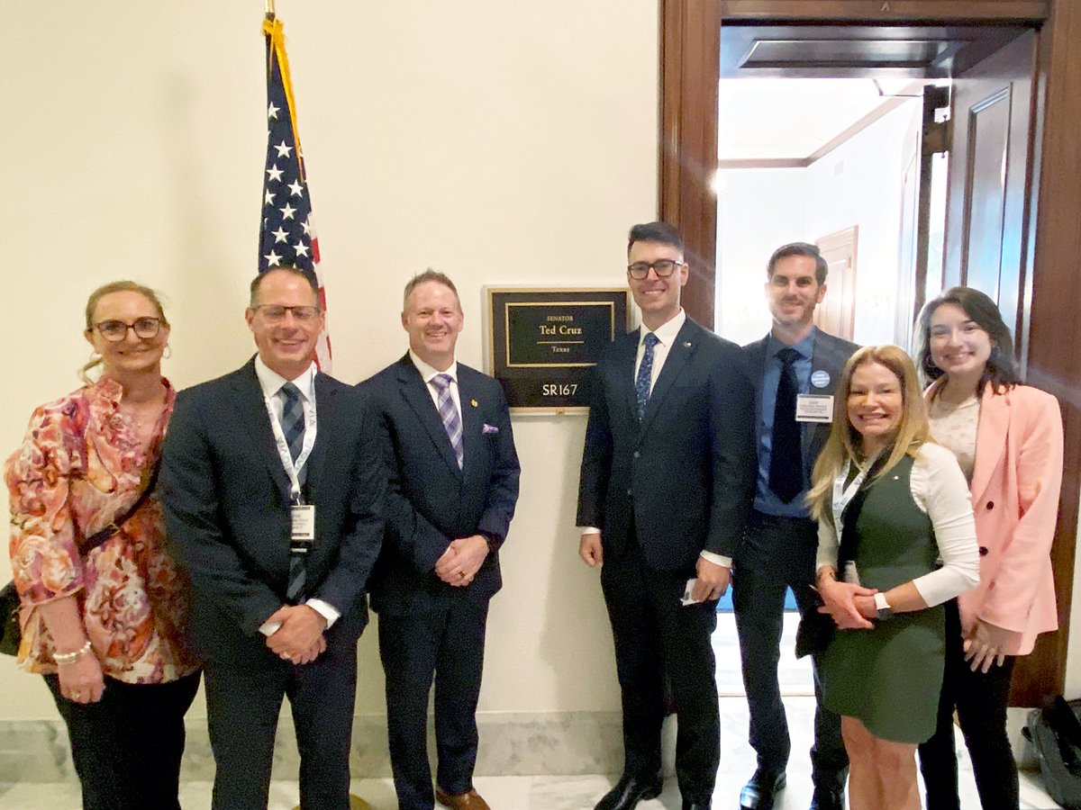 Texas #pharmacists visiting the office of @SenTedCruz to discuss important issues! We thank him for his support of #pharmacy. #PBMReformNow #NCPAontheHill #TPAontheHill