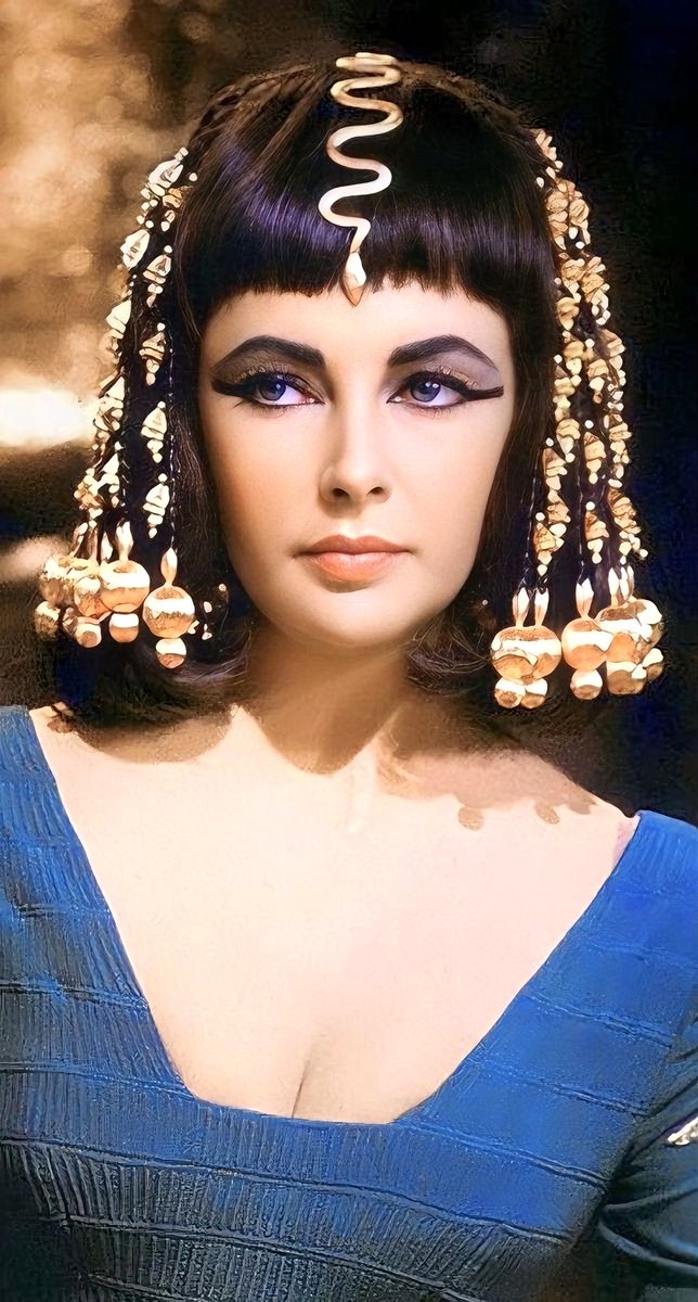 Beautiful ❤️ Elizabeth Taylor as Cleopatra #vintage #elizabethtaylor