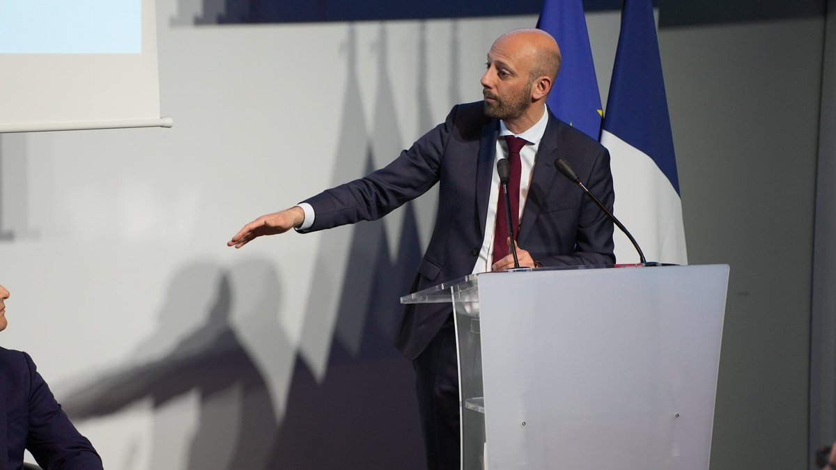 Très heureux de débuter cette belle campagne avec <a href="/ValerieHayer/">Valérie Hayer</a> !

Nous serons engagés à #Paris pour faire gagner la France et l’Europe ! 🇪🇺🇫🇷

Depuis 2019, l’Europe commence à parler Français. Le #9juin sera déterminant pour confirmer cette Europe puissance.