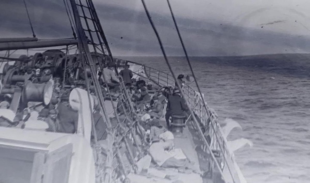 Segundo relato de Lawrence Beesley no livro 'The Loss of the SS Titanic'. Após serem resgatados pelo navio Carpathia: “Durante o dia, os corpos de oito tripulantes foram lançados ao mar; quatro deles foram retirados dos botes salva-vidas mortos e quatro morreram durante o dia”.