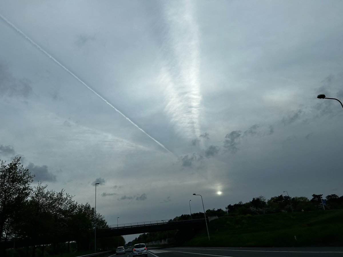 Nu hebben ze zelfs een lichtbol geïmplanteerd waar chemtrails uitkomen. #HeTkLoPtNiEt