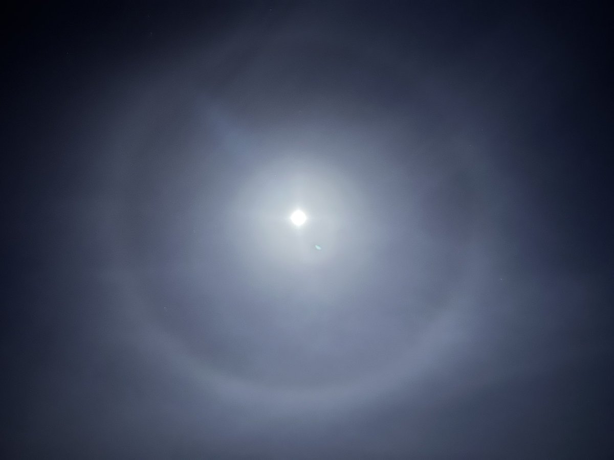 Who else is heading to sleep under a moon halo right now to the sound of the crashing Atlantic? #lookup