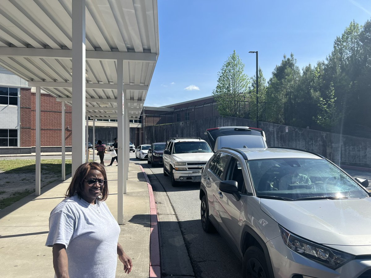 Our @Banneker_HS SAFE Center is amazing! Our staff members, student leaders, and community partners volunteer at our weekly food drive as we work to become a community school! @MaribelbellEds @CMatthewsFCS @FultonCoSchools @CherisseCamp @PrincipalGolden