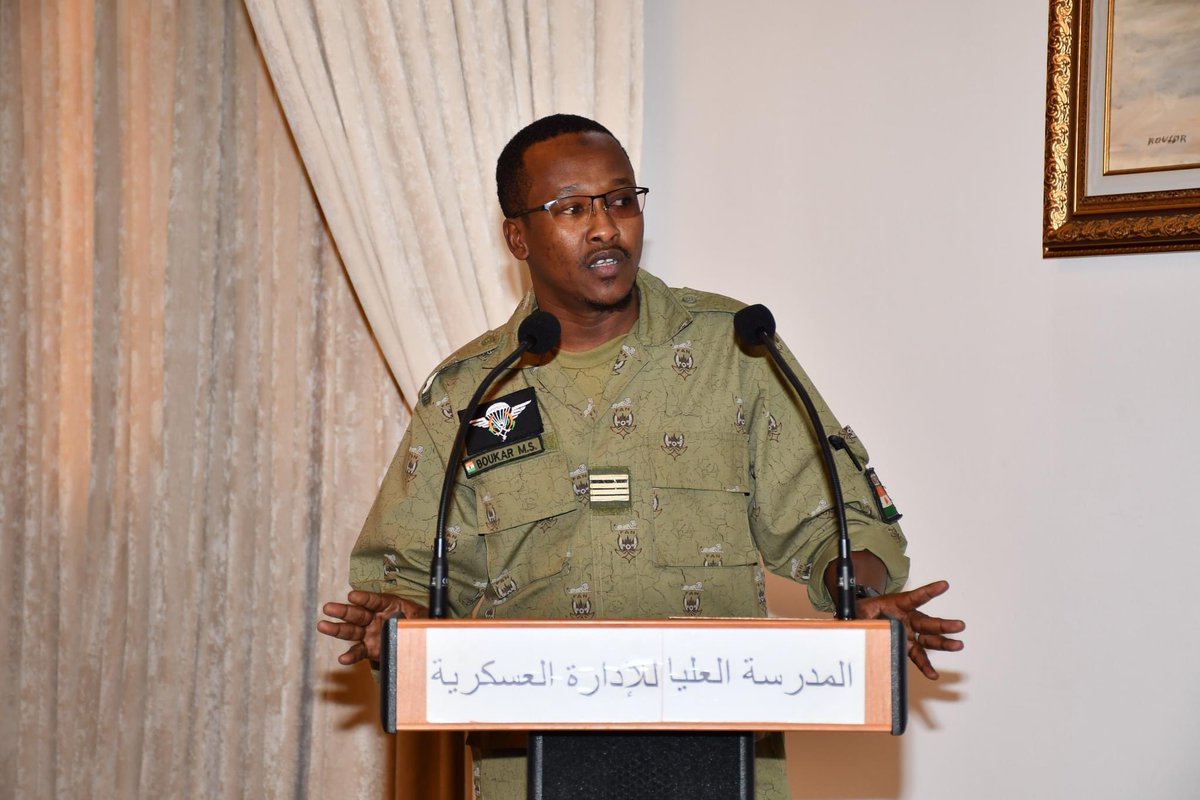 Nigerenarabe's tweet photo. وفد عسكري من النيجر يحضر تنفيذ تمرين على مستوى المدرسة العليا للإدارة العسكرية بالجزائر بعنوان "محاكاة لمراحل اسناد المعتمدية في الميدان لفائدة الوحدات المقحمة".
#النيجر 🇳🇪 #الجزائر 🇩🇿 https://t.co/8qTWEKqEYB
