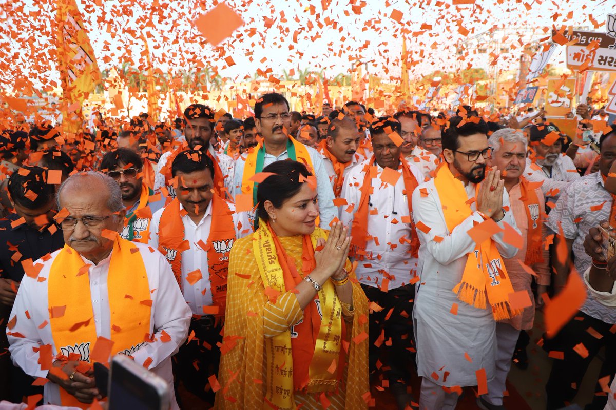 PoonambenMaadam's tweet photo. જામનગર ખાતે આયોજિત વિજય સંકલ્પ સભામાં હાલાર વાસીઓ સાથે કેન્દ્રીય મંત્રી શ્રી @ianuragthakur જીની વિશેષ ઉપસ્થિતિમાં સંવાદ કર્યો અને આદરણીય વડાપ્રધાન શ્રી @narendramodi સાહેબને સમર્થન આપીને, તમારી હાલારની આ દીકરીને જંગી બહુમતીથી ચૂંટીને જનસેવાની નિમિત્ત બનાવવા માટે આહવાન કર્યું. https://t.co/zbrSspxDjn