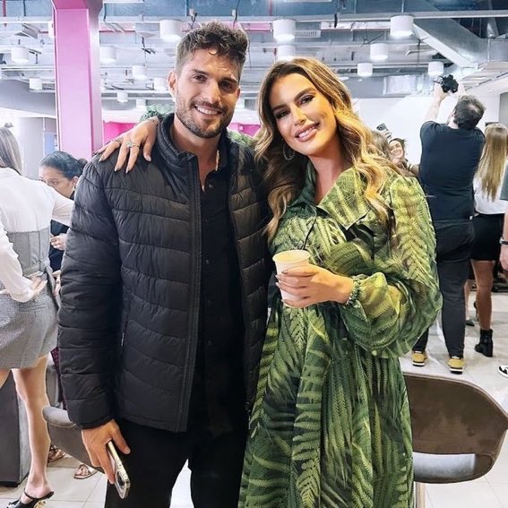 Dantinhas's tweet photo. Só quem viveu sabe. Fernanda e André na gravação do ‘Conversa com Bial’. https://t.co/eqX0d04kKz