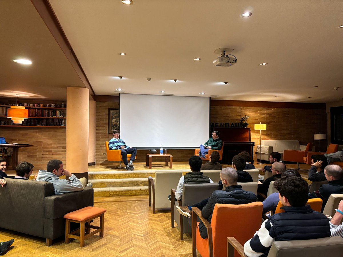 cmmendaur's tweet photo. 🟠💺Hoy es jueves lo que implica Sillón Naranja en Mendaur y ha venido David Vela Beltrán, empresario y Presidente de la Asociación Aragonesa de Prevención de Incendios.

🚗🔌"¿Estamos seguros con los coches eléctricos? Graves incendios y sus consecuencias." https://t.co/KG9gH6TOsg
