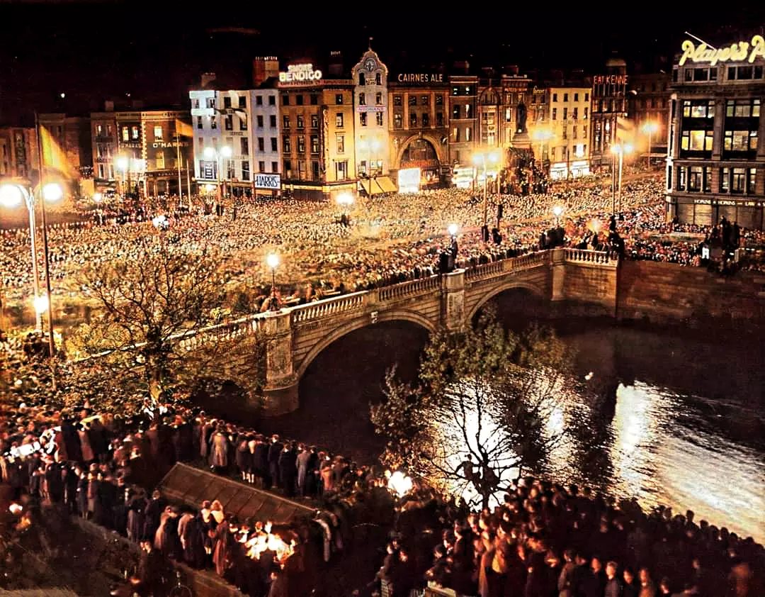 #OTD 75 years ago, most of the island of #Ireland 🇮🇪broke all ties with the UK &amp; Dominions and became an independent nation for the first time in 700 years.

Lá na Poblacht inniu. Ceiliúradh é ar Shráid Uí Chonaill ar an 18ú Aibreán 1949.

O’Connell Street, Dublin - 18 April 1949