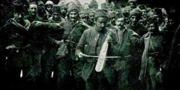 Tarihin dilinden düşmez bu destan,
Nehirler gazidir, dağlar kahraman,
Her taşı yakut olan bu vatan,
Can verme sırrına erenlerindir.
#KuvayiMilliye