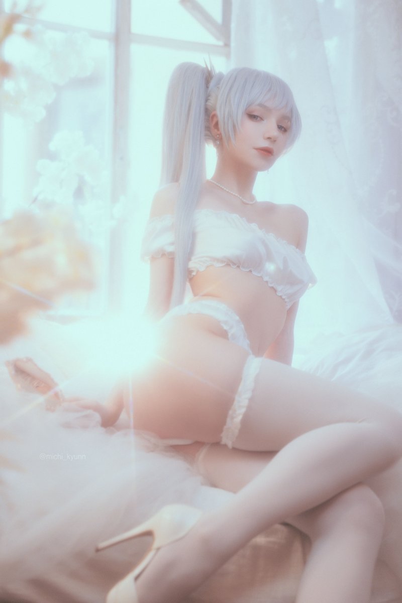 Like a delicate flower blooming in solitude, Weiss is here to bright up your day ✨