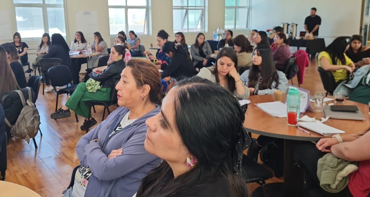 Seguimos acompañando a las comunidades afectadas por los incendios en la Reg. de Valparaíso. Profesionales @SubEducParv realizaron capacitaciones a equipos pedagógicos sobre el #MaletínSocioemocional, set de recursos que busca promover el bienestar socioemocional de niñas y niños