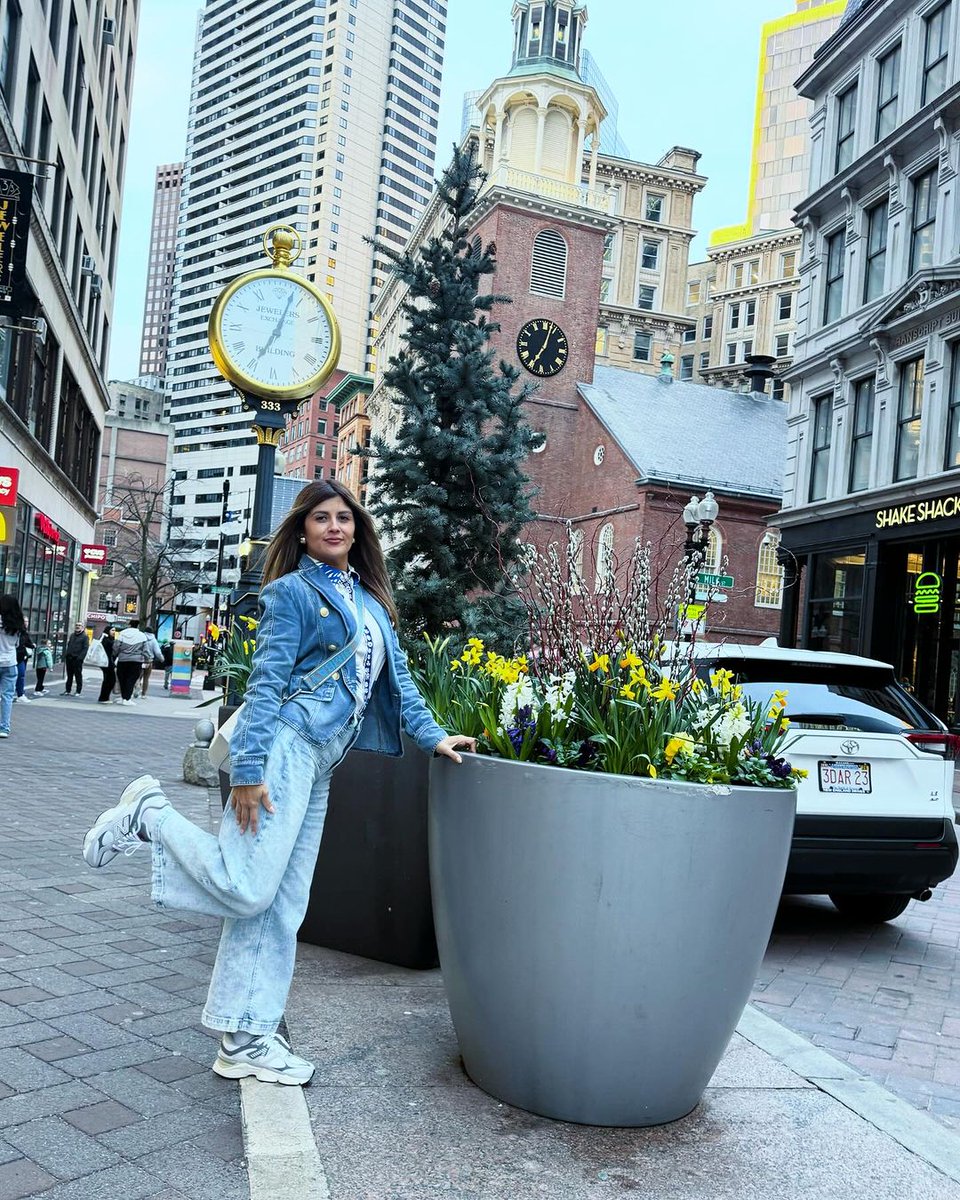 Accentuating the beauty of #DowntownBoston with our seasonal blooms 🌼🤩

📸 IG: cindyls31