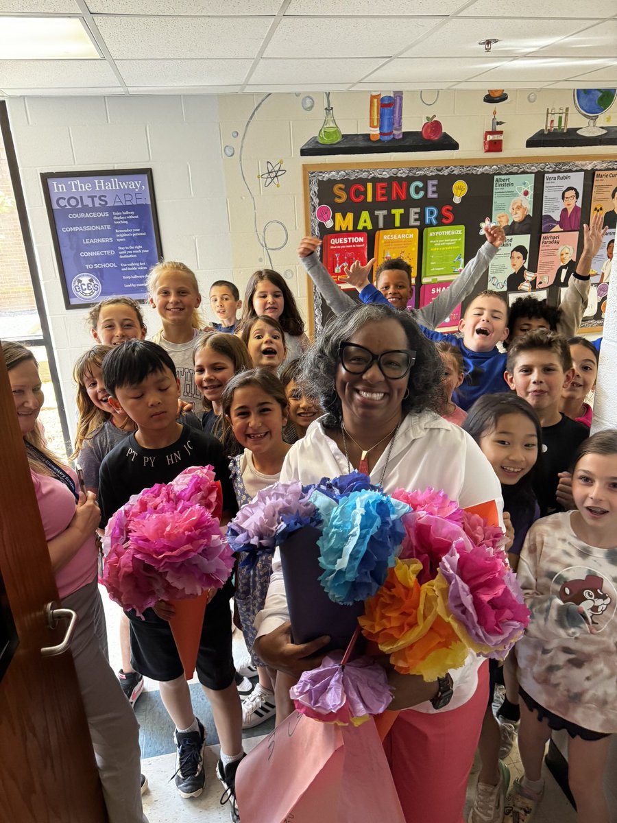 WOW!!! Thank you to everyone who helped celebrate @dr_cheatham birthday today! She really felt the ❤️ so many adorable cards, beautiful flowers and gifts! 🎉🎂🎈@FultonCoSchools @FultonZone7