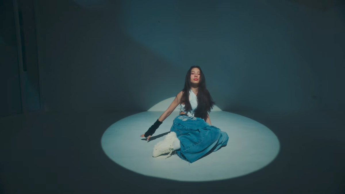 The_Hope_EC's tweet photo. Hello? This is pretty cool!!!
I was curious and clicked on it.... so gooddddd!!! It's worth watching it.
Song is really catchy and the mv is 10/10 ✨
https://t.co/26Afv9OrVU
#KIERA_TH #KIERAdebutstage #KIERA_MOVIN https://t.co/jtYabjthav