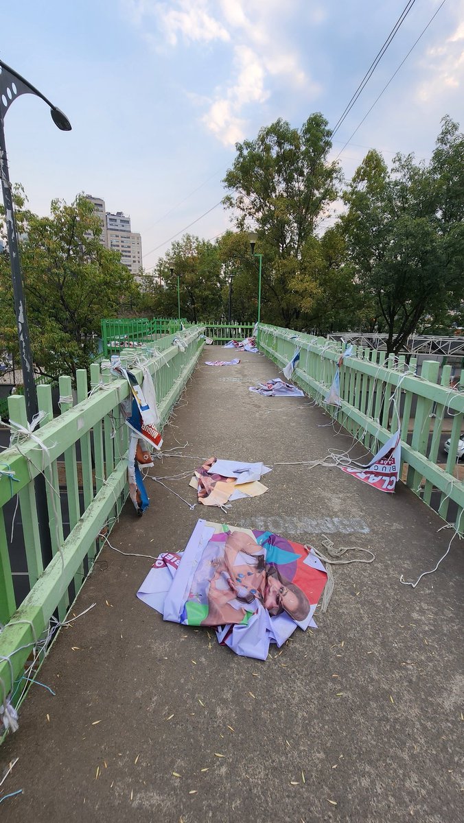 mynii's tweet image. Así las cosas en tiempos de elecciones, en lugar de ocupar ese dinero en otras cosas o ya que se lo roben de una vez, solo hacen pura basura en el camino 🥲