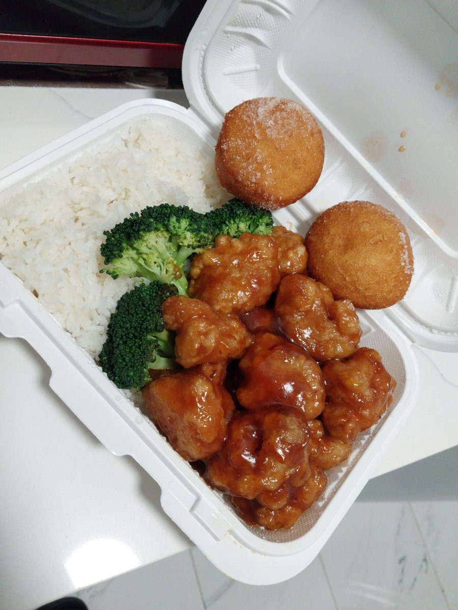 General Tso Chicken with Chinese Donuts! #food #foods #foodie #foodies #foodphotography #foodblogger #foodlovers #ChineseFood #GeneralTsoChicken #thursdayvibes #eat