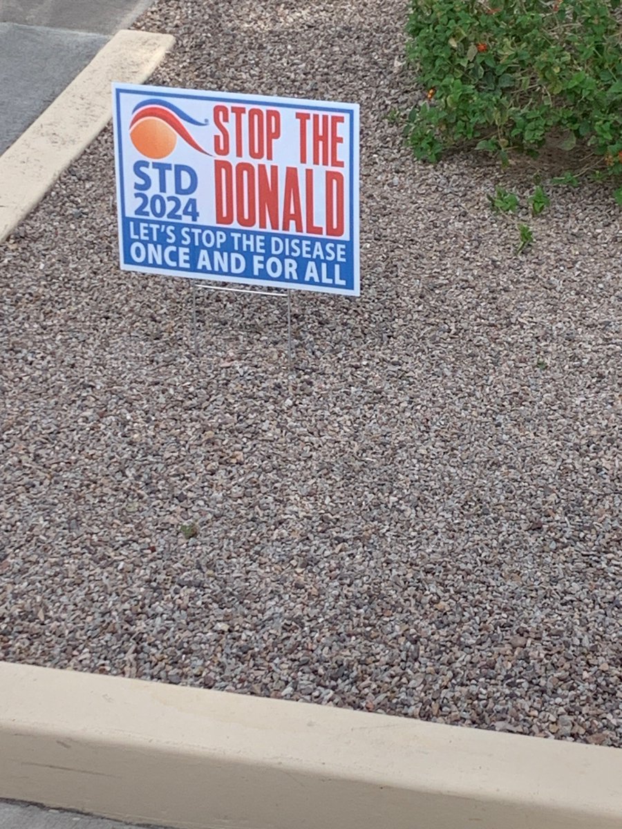 There may be HOPE in AZ after all… driving around Maricopa County 🥹 and saw these: 

#KeepHopeAlive
#PayAttention
#VoteBlue2024ProtectDemocracy 
#VoteBlueToStopTheStupid 
#VoteBidenHarris2024