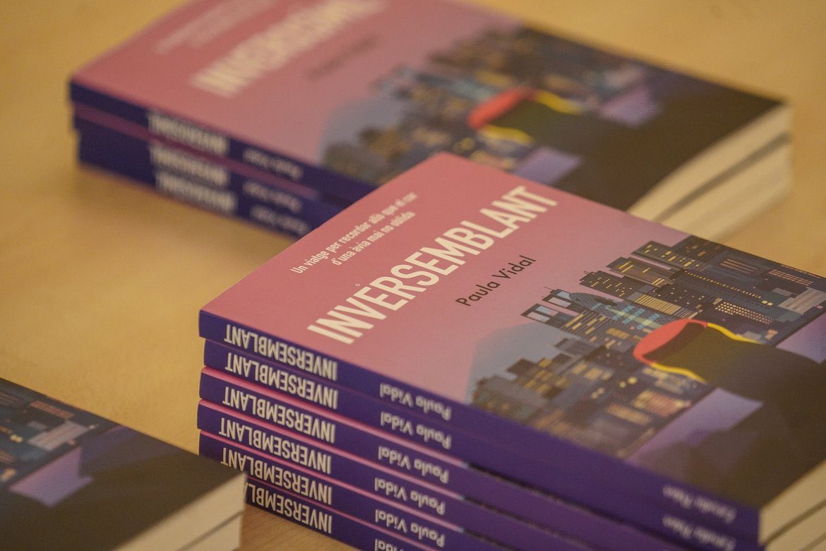 Si no coneixeu a la Paula, us recomano que ho feu aquest diumenge 21 d’abril, a la Diada de Sant Jordi, on signarà llibres d’aquesta història tan emotiva i commovedora.
Felicitats Paula!