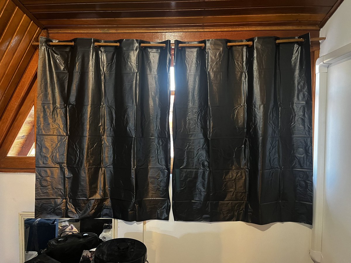 Comprei uma cortina preta pro meu escritório porque o reflexo na tv tava me incomodando muito. Pensei “pô, cortina preta, moderno e tal” Parece que eu pendurei um saco de lixo no varão 🤡