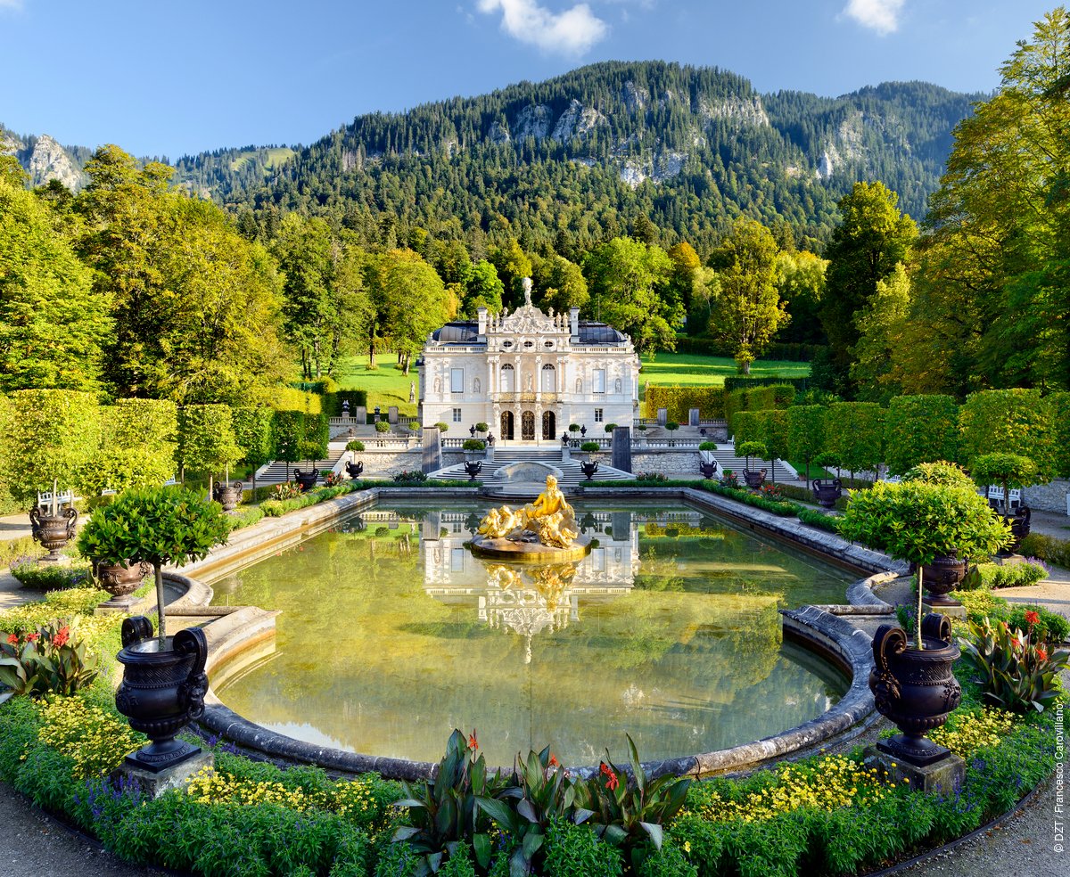 germanytravelNL's tweet photo. De Beierse koning Ludwig II kon niet aarden in #München en verlangde altijd weer terug naar de bergen, waar hij drie kastelen liet bouwen die vandaag de dag vele duizenden bezoekers per jaar trekken. Weet je de namen? 🏰 #quiz https://t.co/ZdygJxC1oG