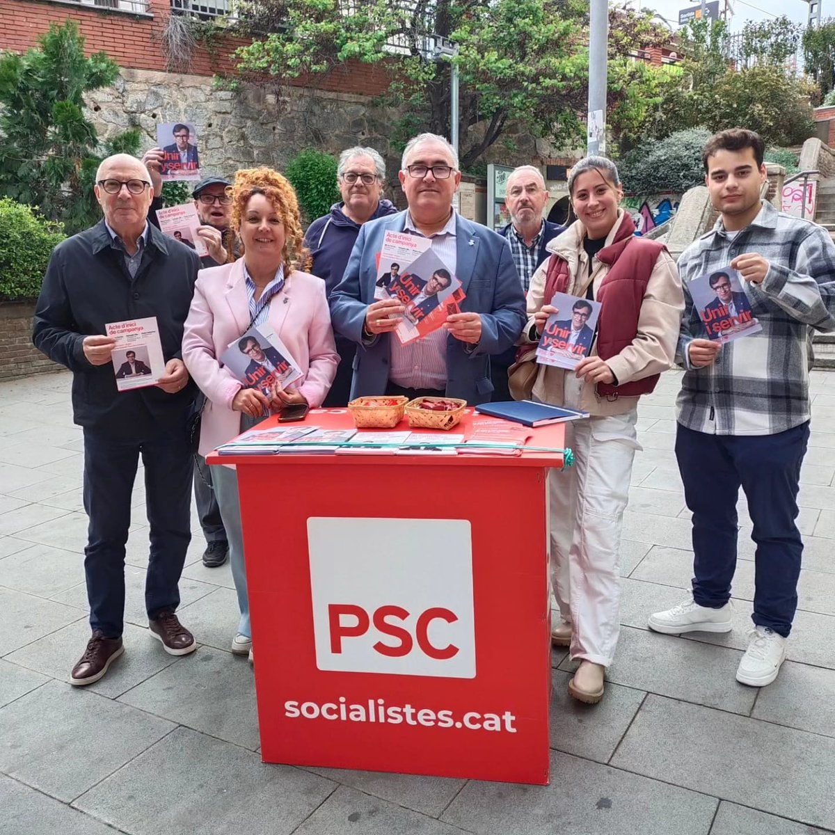 🌹He acabado el día con mis compañeros y compañeras del <a href="/PSCMontcada/">PSC Montcada i Reixac /❤</a> en la mesa informativa de Carrer Bogatell. 

♥️Lo tenemos claro. La mejor persona posible para liderar Catalunya és <a href="/salvadorilla/">Salvador Illa Roca</a>