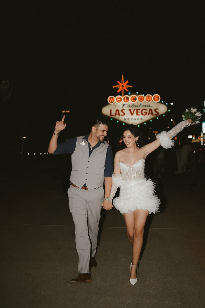 thisisandyt's tweet photo. Esta es tu señal para escaparte a casarte a Las Vegas como nosotros 🤍✨ https://t.co/yAjHKcVCgo