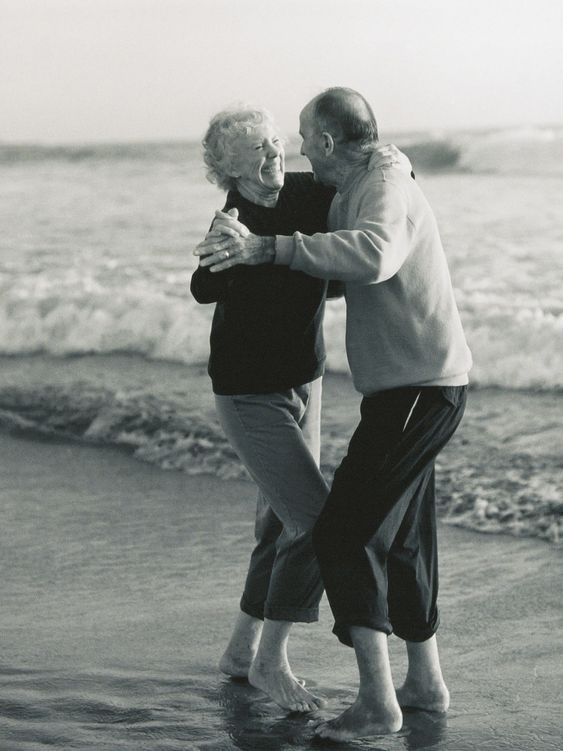 "El secreto de una relación feliz son dos personas felices."

- Naval
