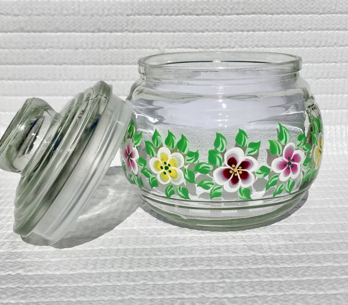 Hand painted sugar bowl etsy.com/listing/142787… #candyjar #sugarbowl #giftideas #SMILEtt23 #etsy #etsyhandmade