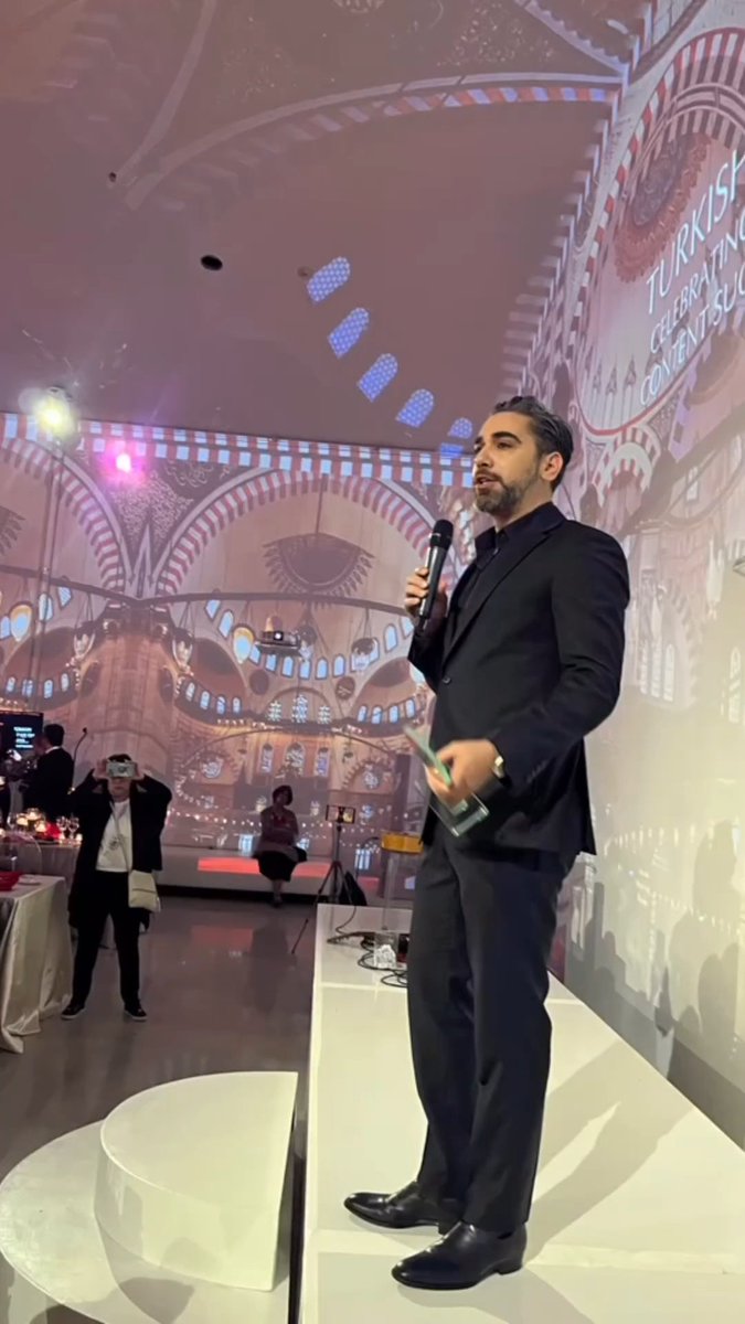 Meroo44862563's tweet photo. #KadirDoğulu @kadirdogulu Mutlu yıllar 😍🎂 https://t.co/8gGxbrTuAO