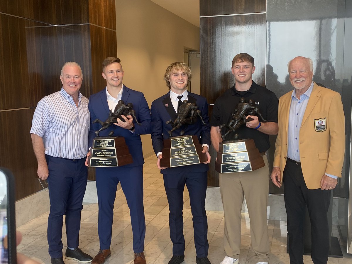 CliffHarrisAwd's tweet photo. Huge thanks to @dallascowboys VP of Player Personnel, Stephen Jones, for meeting with Cliff and our winners today! https://t.co/3mjccsgkj5
