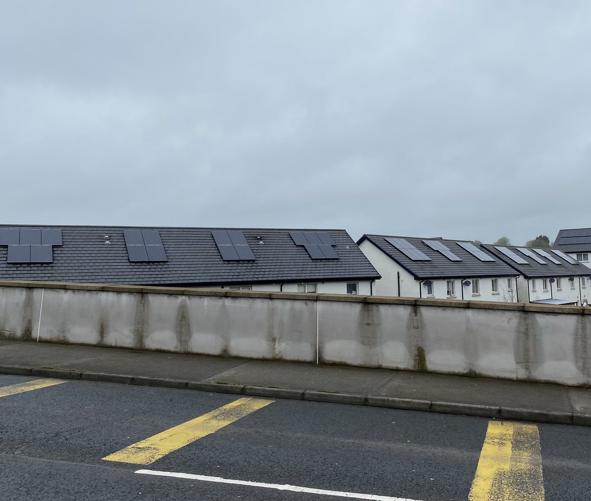 It’s human to find the #climate challenge abstract or overwhelming.
.
Here’s a practical community example of how a local Irish  #Drogheda housing development implemented renewable  roof #solar panels at scale. #Louthchat
.
Efficient and easily learned from, rolled out …