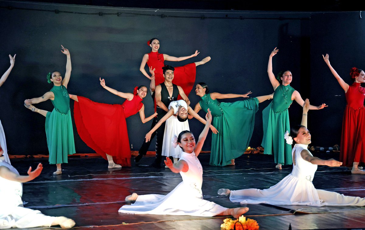 SeducEdoMex's tweet photo. 🏫 ¡La Escuela de Bellas Artes de Toluca triunfó en el Grand Prix de Barcelona!
✨ Muchas felicidades por haber obtenido:
🏅Primer lugar en Danza Clásica y Neoclásica
🏅 Primer Lugar en Danza Étnica
Y el Trofeo Especial de Cataluña 🏆
¡Enhorabuena! 
#OrgulloMexiquense https://t.co/aKKYoIZG30