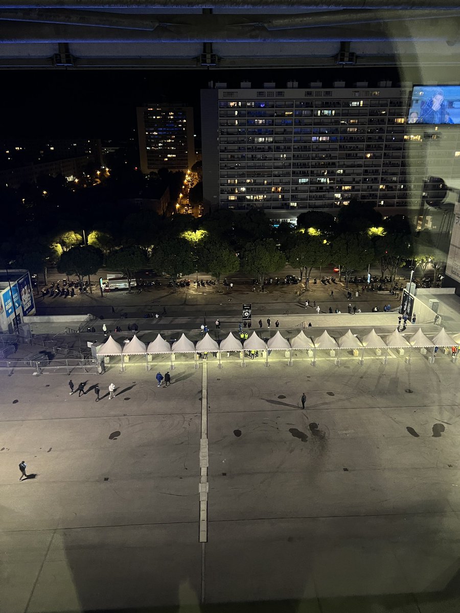 Des gens quittent le stade… maintenant. Pourquoi ??? Taff tôt demain on respecte mais bon.