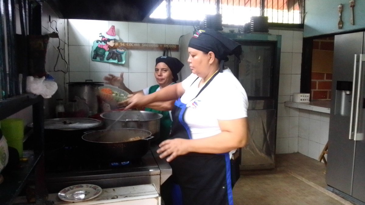 eceitde2024's tweet photo. CDCE Municipio Plaza Red Territorial # 04 Trapichito. Hoy 18/04/24 en los espacios del plantel CEI Terrazas Del Este las madres cocineras preparando los alimentos para recibir a nuestros niños y niñas. https://t.co/jO7of3l0Vv