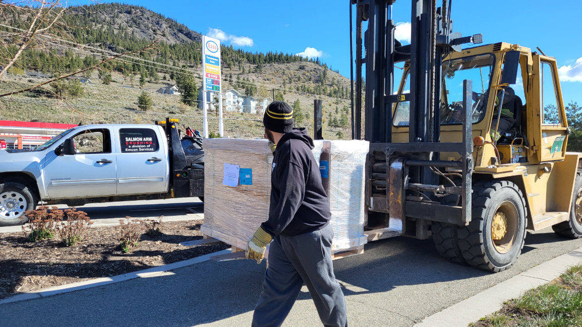 NicolaTourism's tweet photo. Big thank you to TNV Director Simon Rizzardo and his crew at Emcon Services inc in Merritt for their assistance in moving our Digital Signs from storage to the site on the top of the hill. #merrittmatters #experiencemerritt #merrittbc #digitalsign #communityproject. https://t.co/ivUPmHfmDD