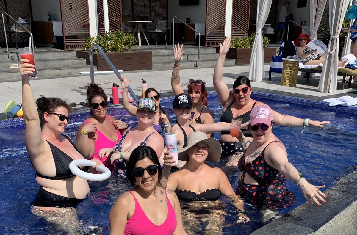 When you gravitate to @backstreetboys people at the pool @bsbatthebeach @backstreetboys #BSBATTHEBEACH @Huelsie1 @k_wojo14 @All_Too_Kel @aprilrenae @KimSchuss @__KerryLyn130 @Jaquelyn03 @ericaparus